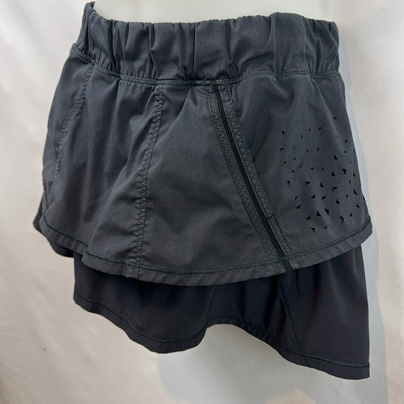 Lululemon In a Flash Multi-Layer Black Gray Laser Cut Ruffle Skirt Skort Size 4 - Picture 5 of 10